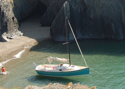 Bay Cruiser 23 anchored in cove